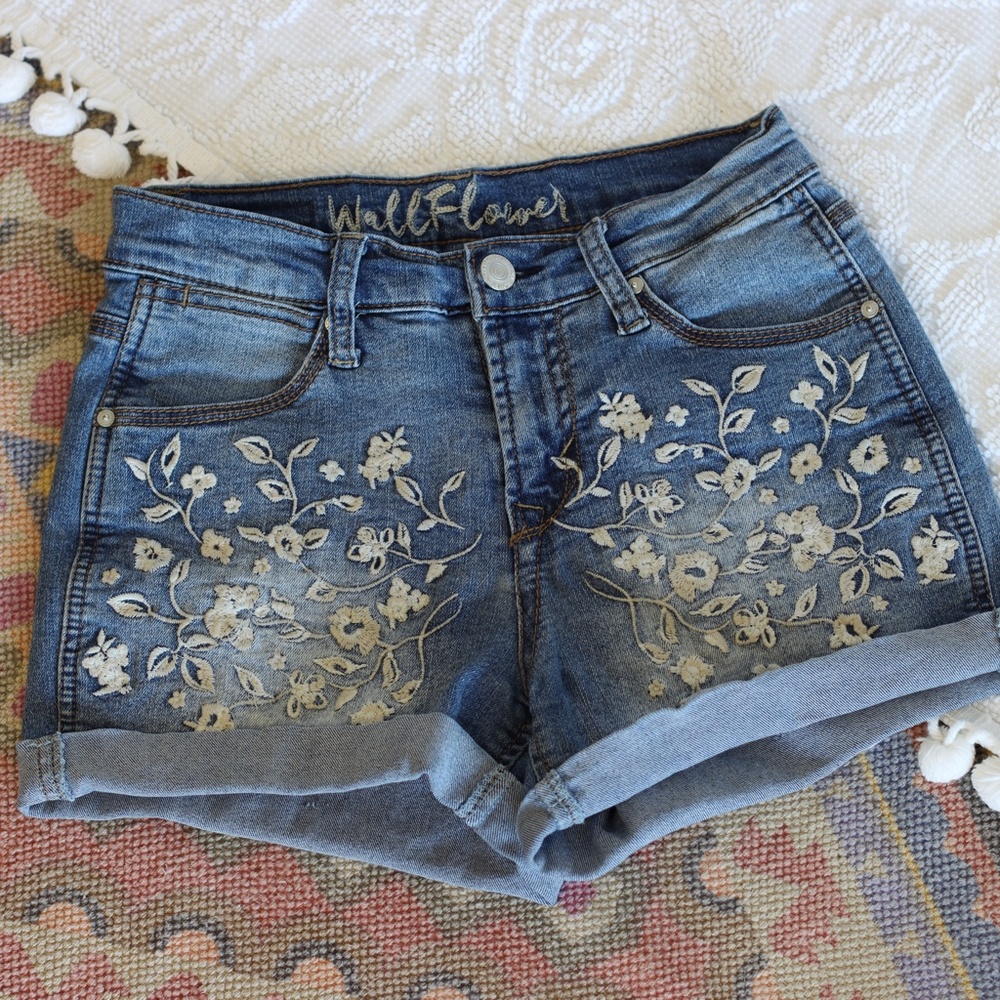 🥳 Closet Clear Out!! Wallflower White Floral Embroidered Denim Jean Shorts